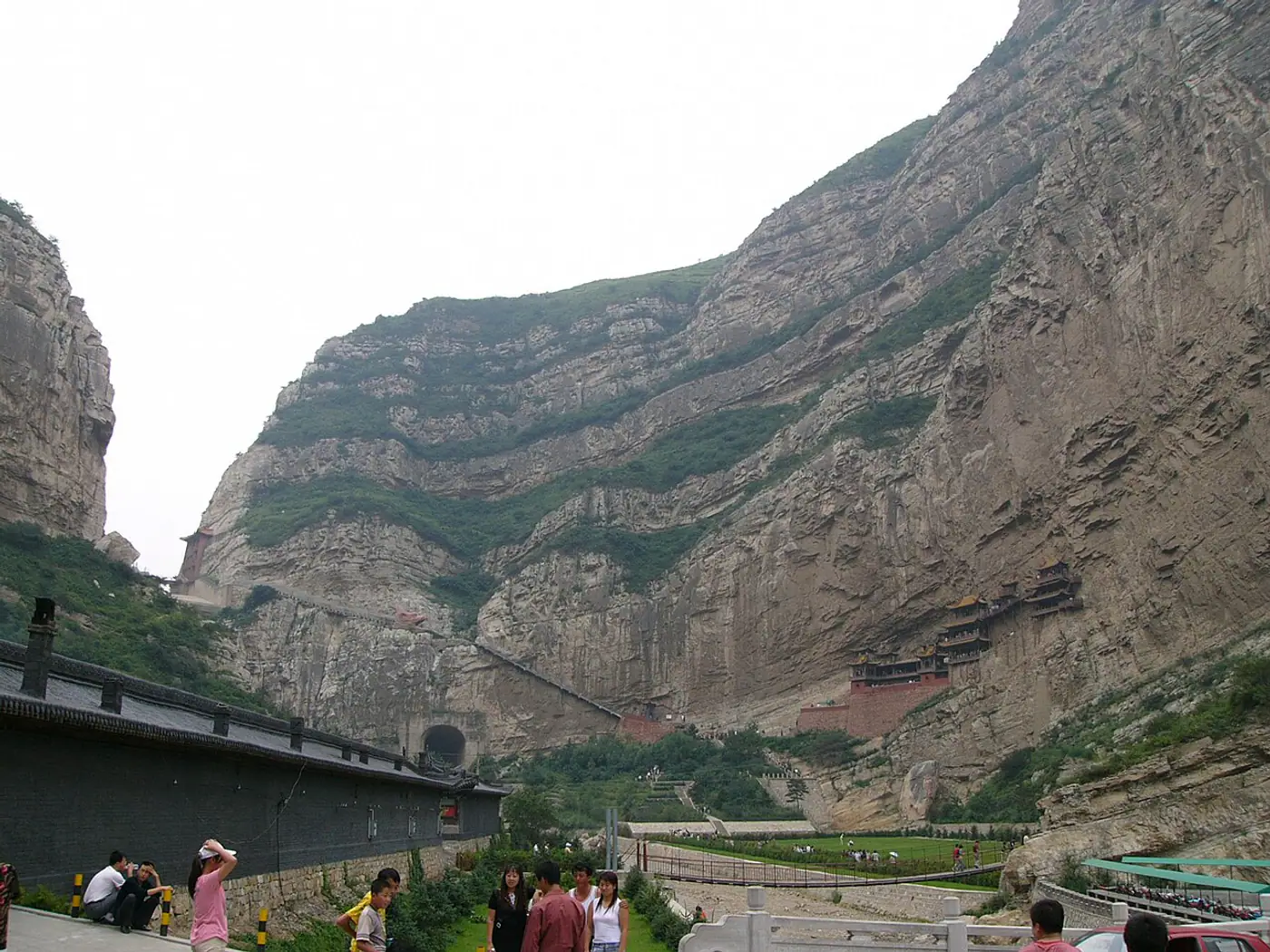 Templo Suspenso instalado na parede rochosa perto de Datong