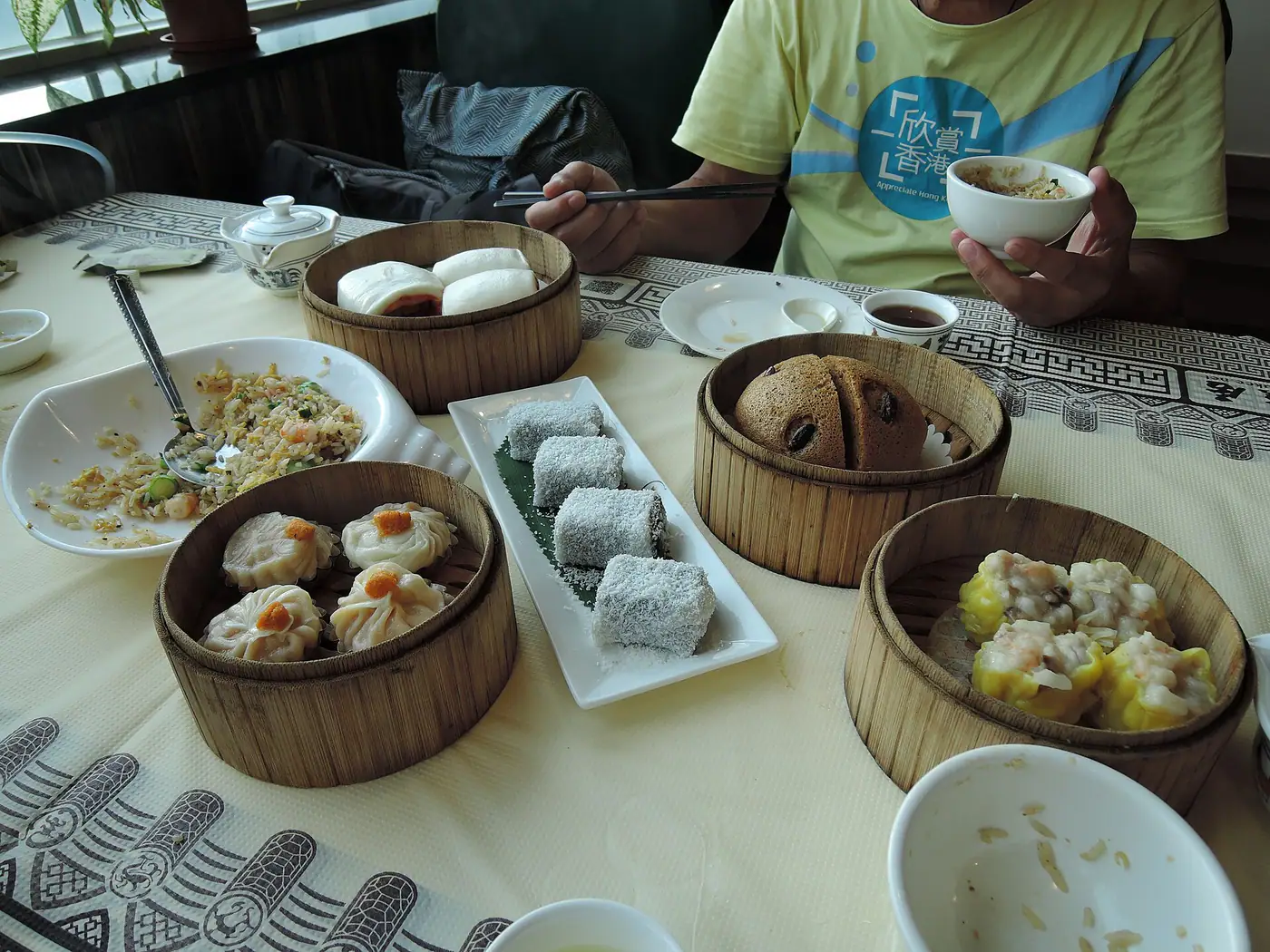 Variedade de dim sum cantonesa servida em cestas de bambu