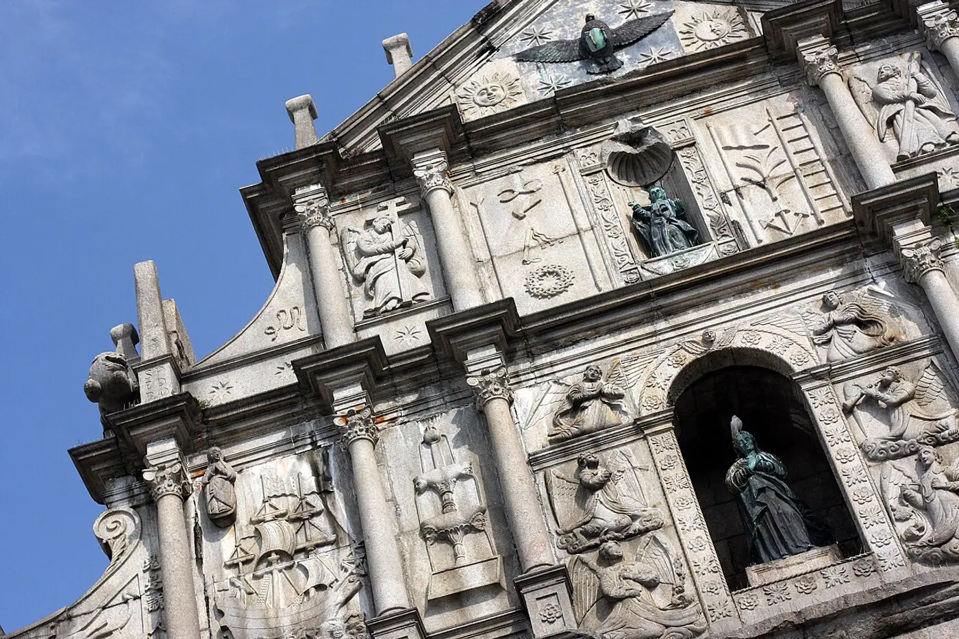 Detalhes esculpidos na fachada das Ruínas de São Paulo em Macau