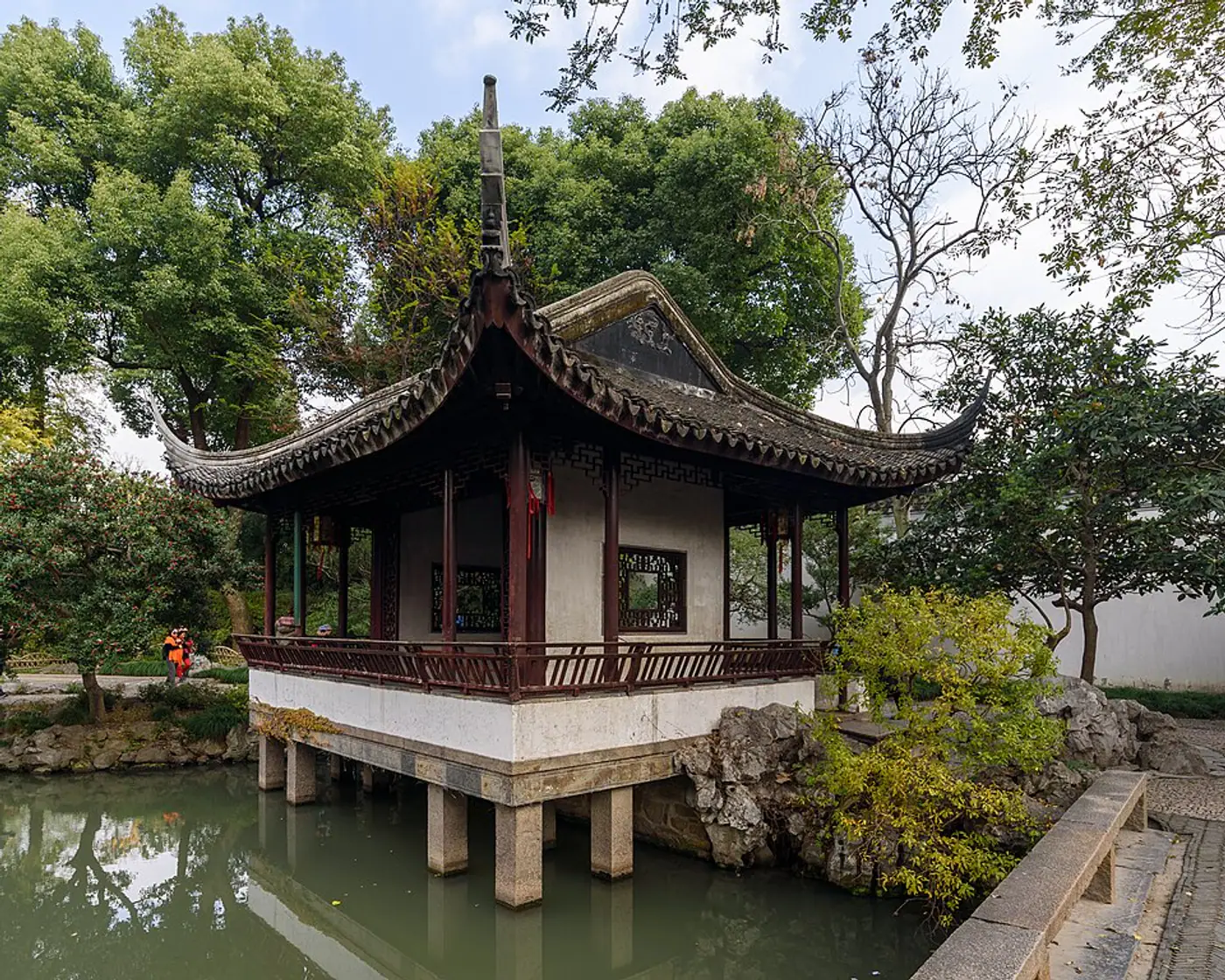 Pavilhões, água e vegetação no Jardim do Administrador Humilde em Suzhou